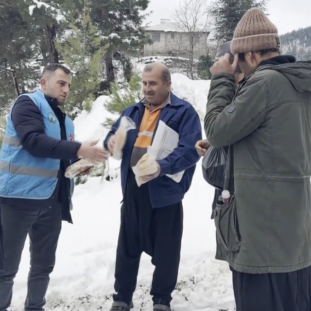 Kış günü belediye ekiplerinden ikram