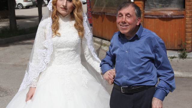 Belediye otobüsünün çarptığı görme engelli öğretmen çift ağır yaralandı
İzmit'ten 15 tatilde Adana'ya gelen görme engelli öğretmen çift belediye otobüsünün çarpması sonucu ağır yaralandı