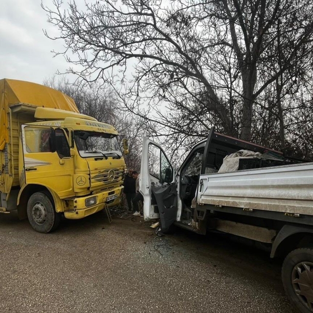 Bilecik'te ıslak yol kazaya neden oldu: 4 yaralı