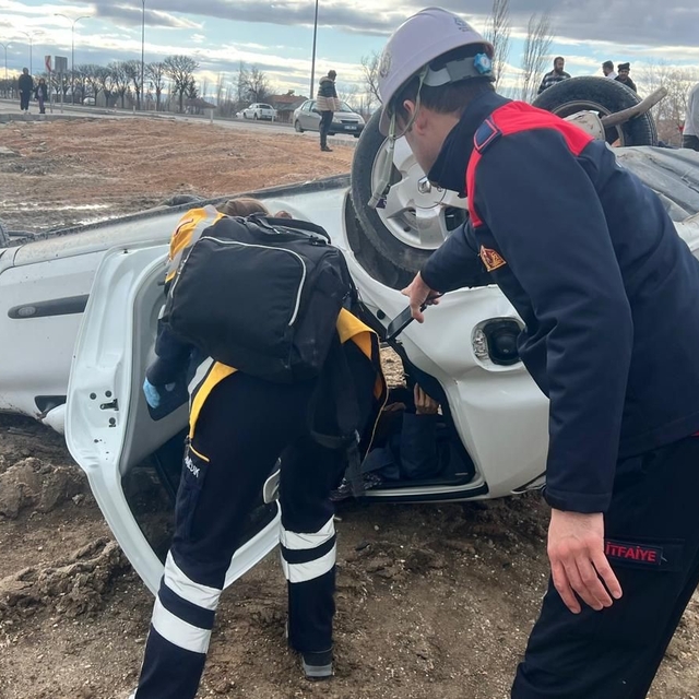 Hurdaya dönen araçta kazayı şans eseri yaralı atlattı