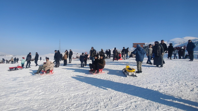Bitlis'teki kayak merkezinde hafta sonu yoğunluğu