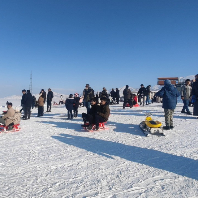 Bitlis'teki kayak merkezinde hafta sonu yoğunluğu