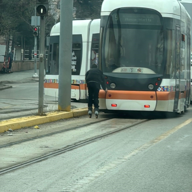 Patenli çocuk tramvayın arkasına tutunarak canını hiçe saydı