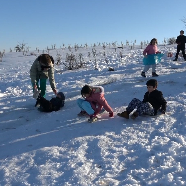 Gaziantep'te çocuklar tepsi, poşet ve leğenlerle kayarak eğlendi