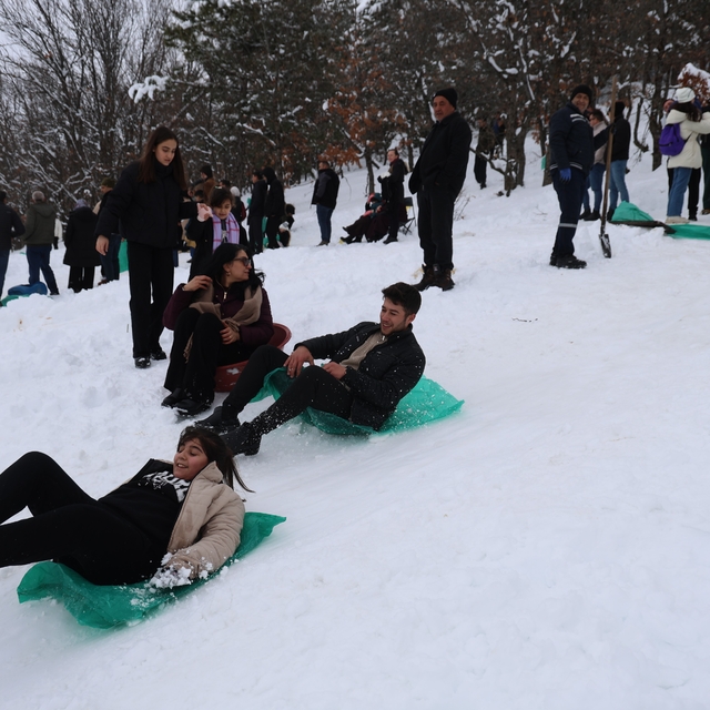 Adana usulü kayak festivali: Leğenle, bidonla, poşetle pistte yarış