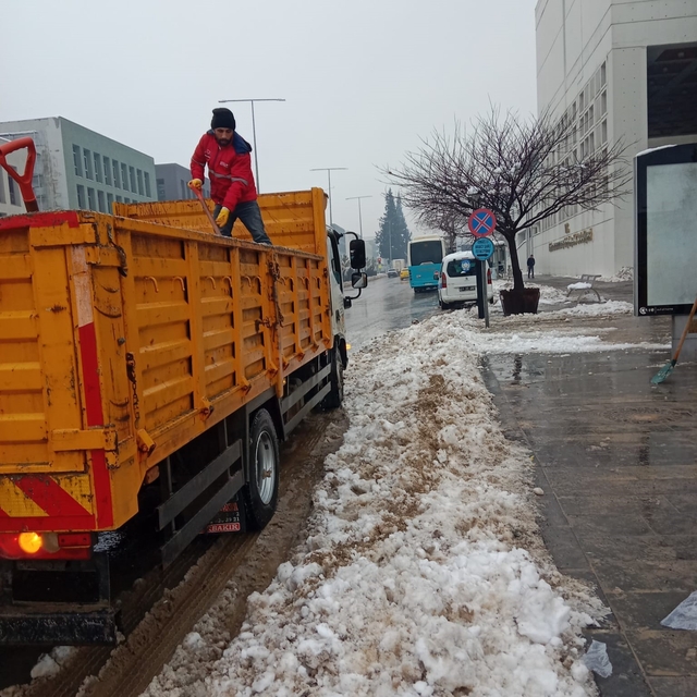 Kahramanmaraş'ta karla mücadele sürüyor