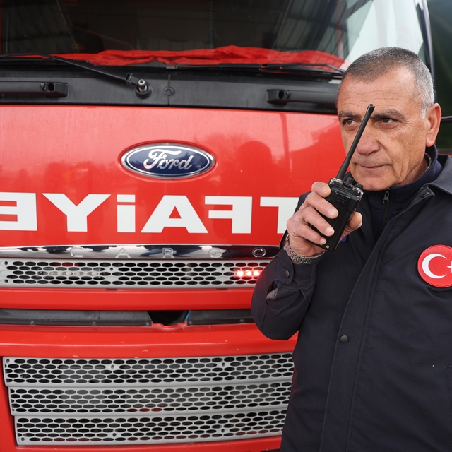 İtfaiye çavuşu 32 yılın ardından son telsiz anonsunu yaparak emekli oldu
El...