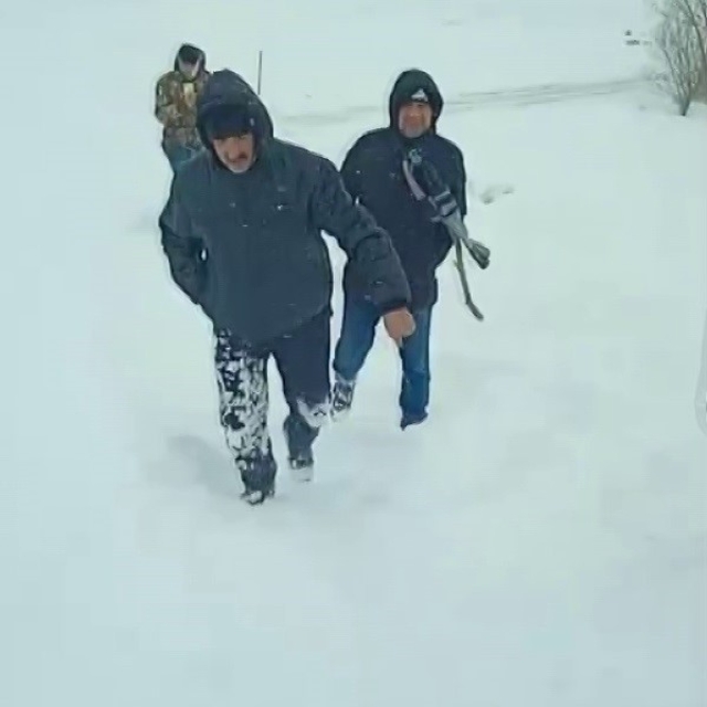 Kar yağışı yolları kapattı, kırsalda yaşayanlar temel ihtiyaçlarını karşıla...