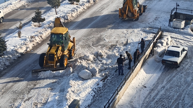Tokat'ta karla mücadele çalışmaları devam ediyor