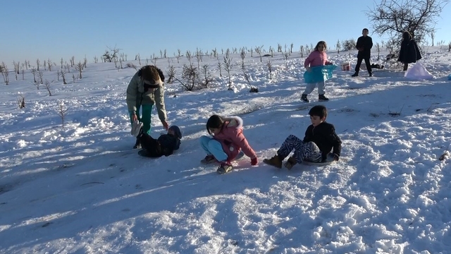 Gaziantep'te çocuklar tepsi, poşet ve leğenlerle kayarak eğlendi