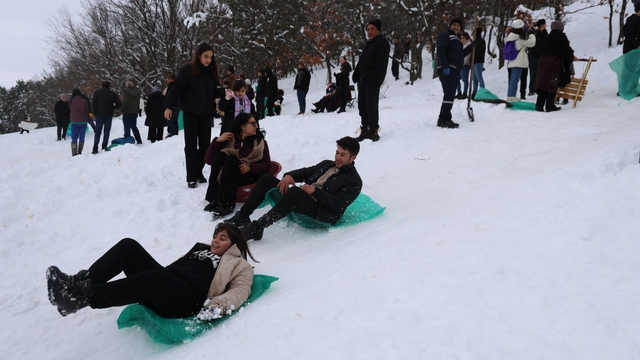 Adana usulü kayak festivali: Leğenle, bidonla, poşetle pistte yarış