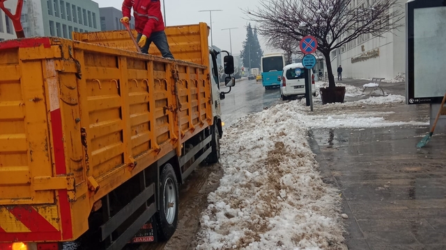 Kahramanmaraş'ta karla mücadele sürüyor