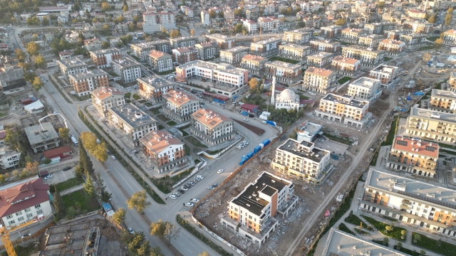 Kahramanmaraş'ta aynı açıdan çekilen görüntüler dönüşümü gözler önüne serdi
Deprem konutlarıyla Hayrullah ve Şazibey yeniden ayağa kalktı