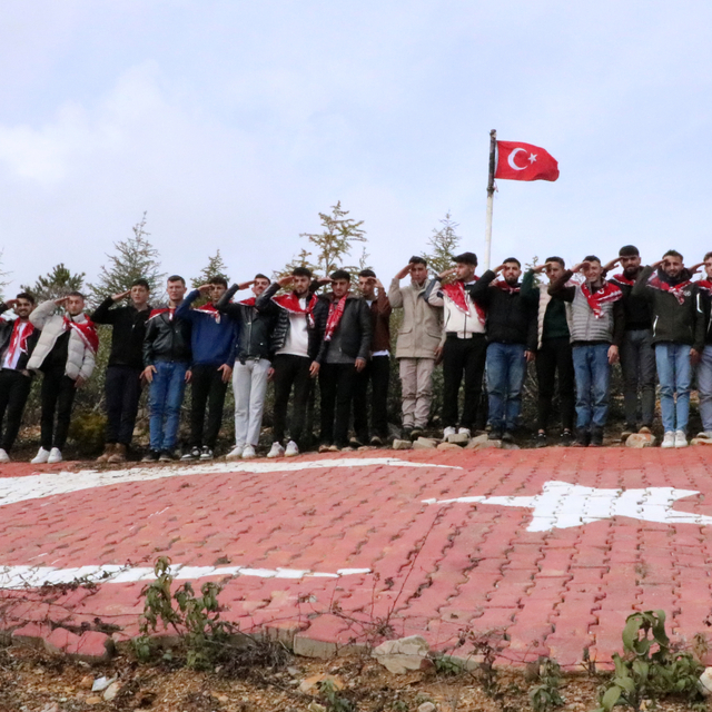 Asker adaylarının 'ilk bayrak nöbeti'