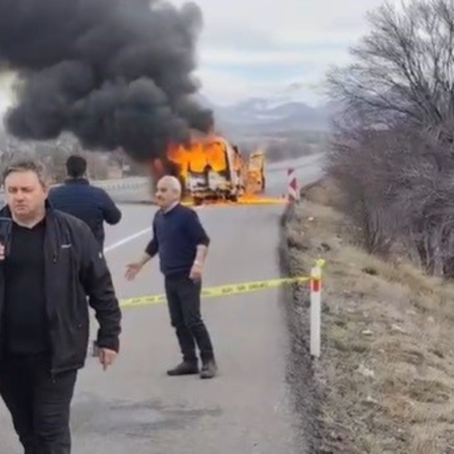 Yolcu minibüsü alev topuna döndü