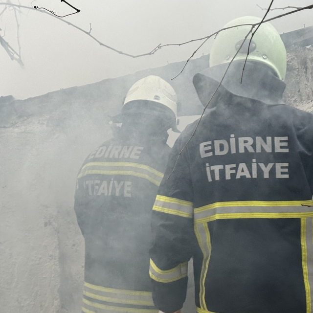 Edirne'de depo yangını büyümeden söndürüldü