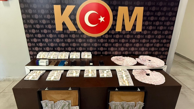 Antalya'da SGK denetiminde rüşvet iddiası: Eski il müdürü ve iki başmüfettiş ağır cezada yargılanacak
Polis 90 bin euroya suçüstü yaptı
Şüphelilerin denetimleri baskı unsuru haline getirerek özel hastanelerden rüşvet talep ettikleri iddia edildi