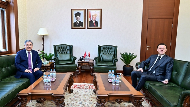 Milletvekili Hatipoğlu'dan Vali Yılmaz'a hayırlı olsun ziyareti
AK Parti Eskişehir Milletvekili Nebi Hatipoğlu:
"Şehrimiz adına verimli bir görüşme gerçekleştirdik"