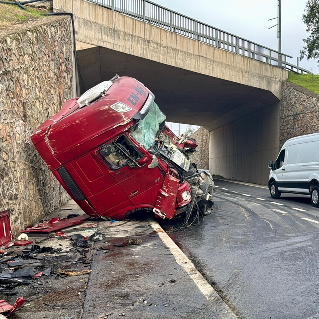 Kocaeli'de istinat duvarına çarpan tırın sürücüsü ağır yaralandı