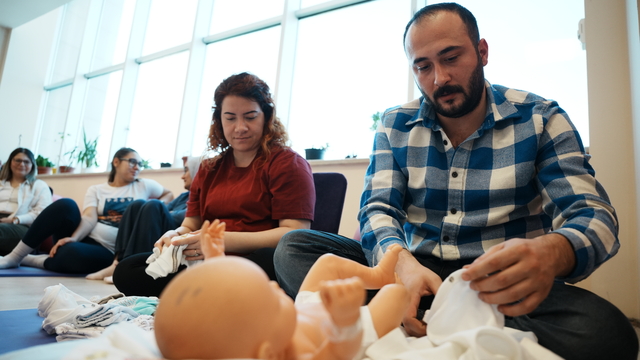 Anne ve baba adayları doğuma gebe okulunda hazırlanıyor