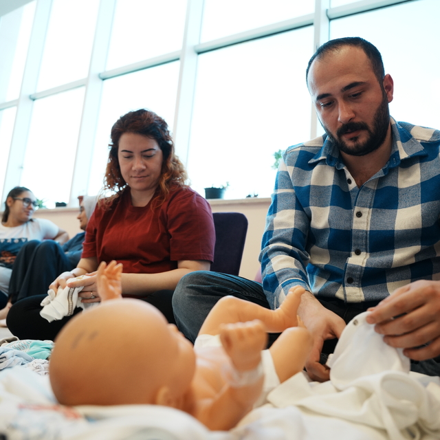 Anne ve baba adayları doğuma gebe okulunda hazırlanıyor