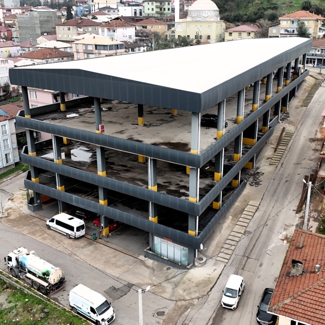 Dilovası'ndaki katlı otopark belediye hizmet binasına dönüştürülüyor