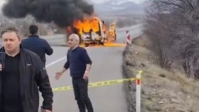 Yolcu minibüsü alev topuna döndü