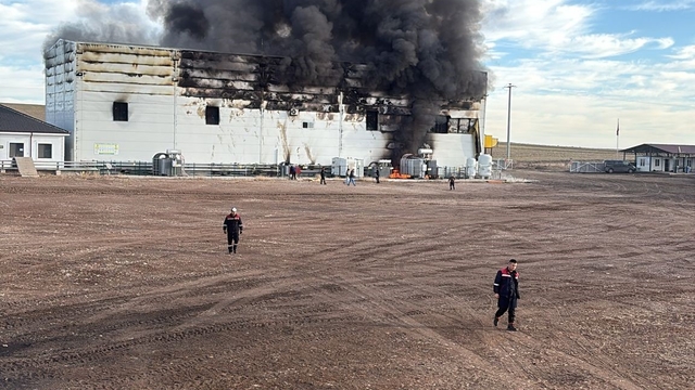 Elektrik üretim tesisinde yangın
Tesisteki yangında alevler ve dumanlar kilometrelerce uzaktan göründü