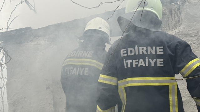 Edirne'de depo yangını büyümeden söndürüldü