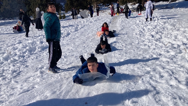 Karın tadını çocuklar çıkardı: Kimi leğenle kimi naylonla kaydı