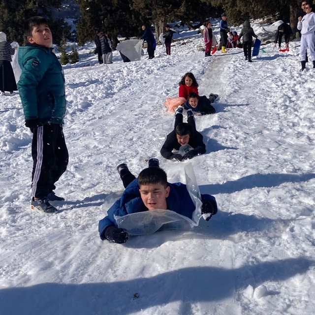 Karın tadını çocuklar çıkardı: Kimi leğenle kimi naylonla kaydı