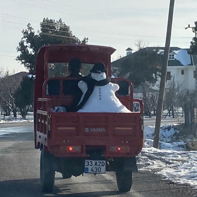 Kardan adam motosiklet kasasında yola çıktı