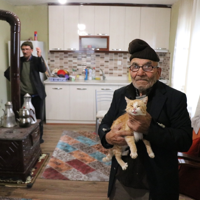 Yanan evinin önünde kedisine sarıldığı fotoğrafla tanınan Ali Meşe vefat et...