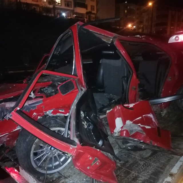 Otomobil bariyere çarptı, sürücü ağır yaralandı