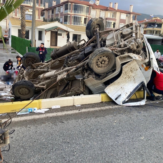 Balıkesir'de kamyonetin devrilmesi sonucu 2 kişi öldü, 1 kişi yaralandı