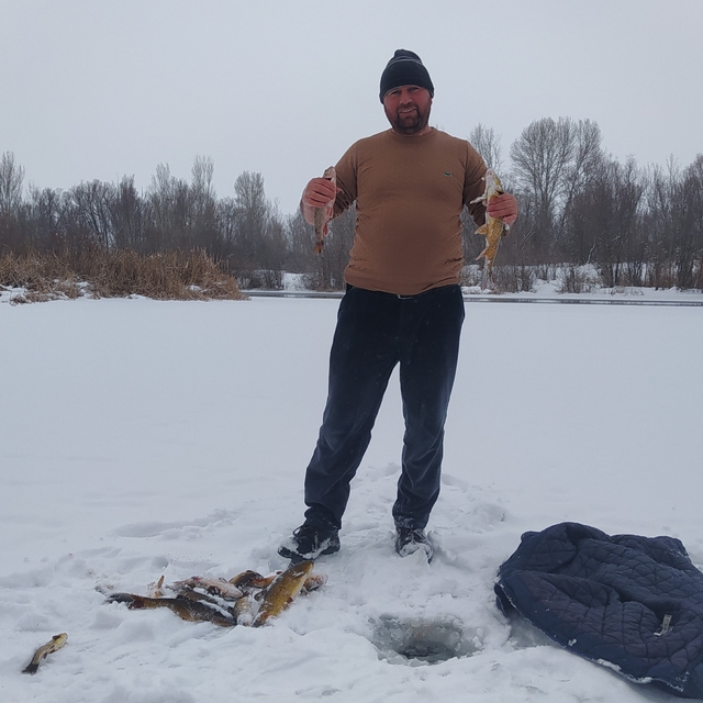 Türkiye'nin en uzun nehri dondu, üzerinde eskimo usülü balık avladılar