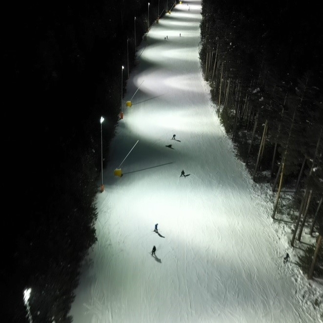 Kristal karların üzerinde gece mesaisi: Sarıkamış'ta ışıklar altında kayak...