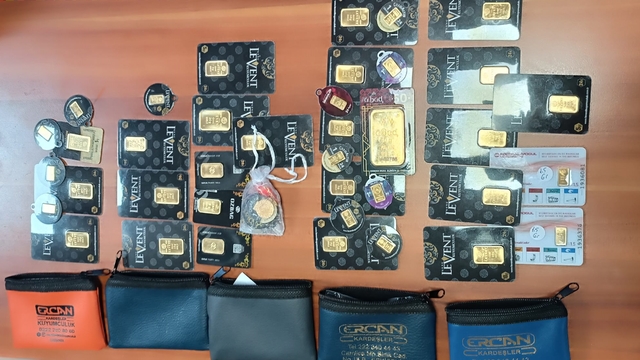 Eskişehir'de yolda düşürülen ve içinde altın bulunan çanta sahibine teslim edildi