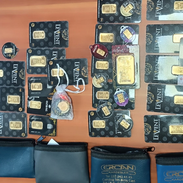 Eskişehir'de yolda düşürülen ve içinde altın bulunan çanta sahibine teslim...