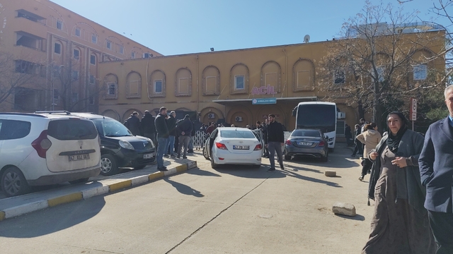 Mardin'de hastane önünde silahlı kavga: 1 ölü, 4 yaralı (2)