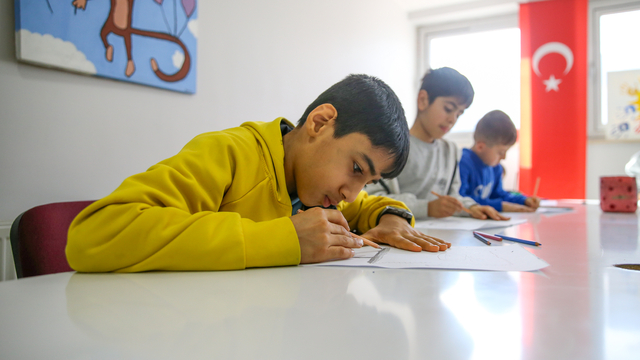 Öğrenciler tatilde gençlik merkezlerindeki faaliyetlerle ekrandan uzaklaşıyor