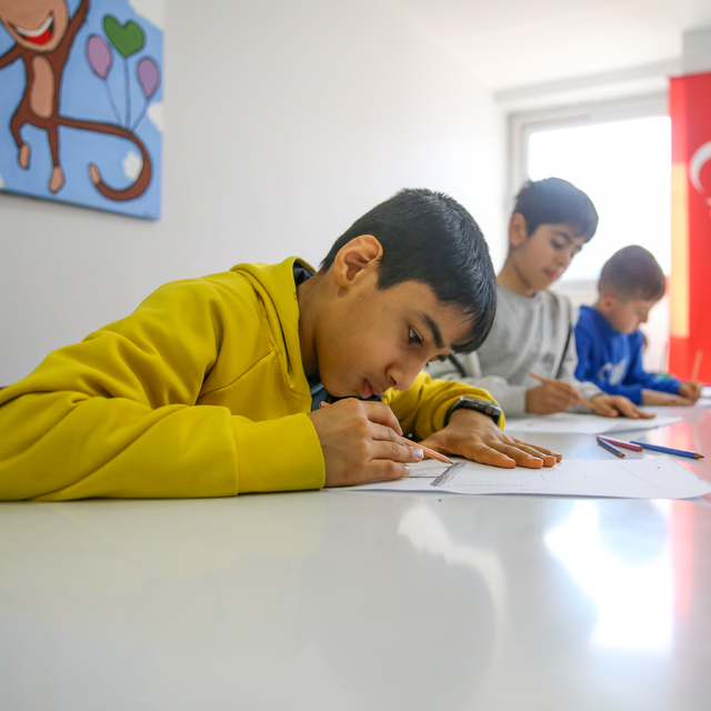 Öğrenciler tatilde gençlik merkezlerindeki faaliyetlerle ekrandan uzaklaşıy...