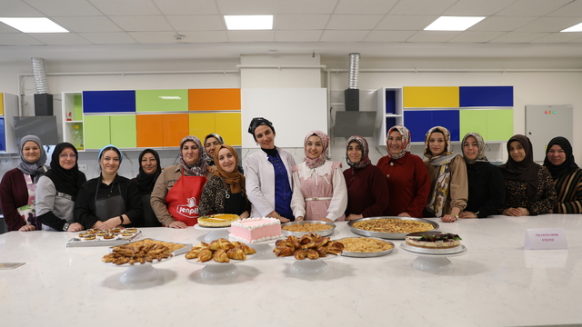 Kocasinan Akademi'nin "Yaş Pasta Yapım Atölyesi" kadın kursiyerlerden ilgi görüyor