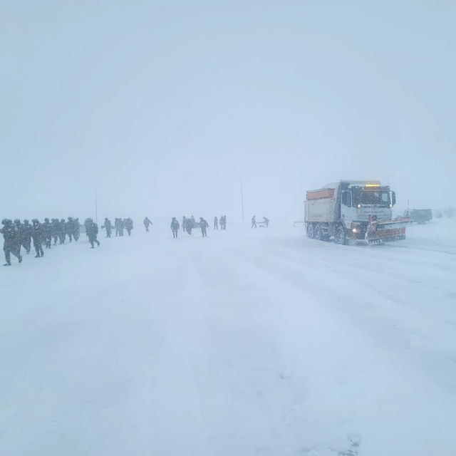 Bayburt'ta kar nedeniyle yolda kalan sürücülerin yardımına ekipler yetişti