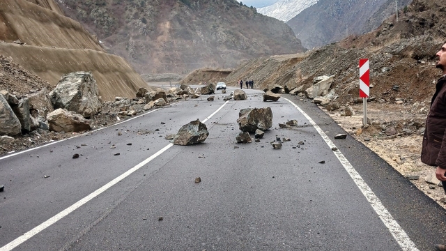 Artvin-Şavşat Karayolu'nda heyelan
