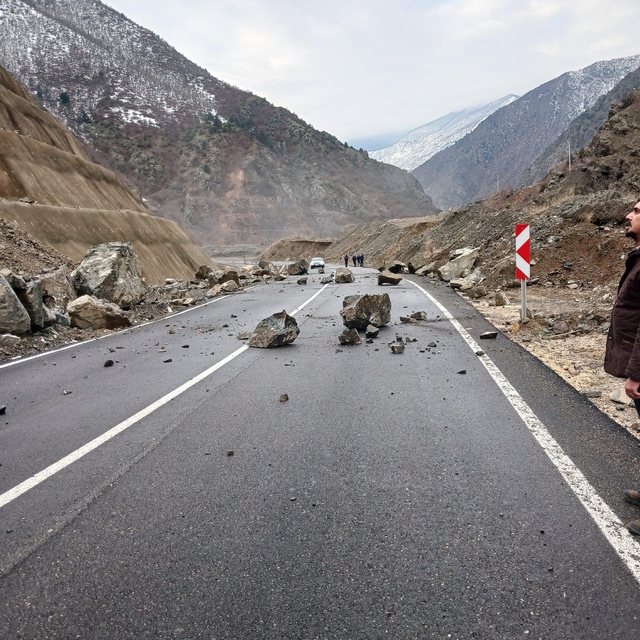 Artvin-Şavşat Karayolu'nda heyelan
