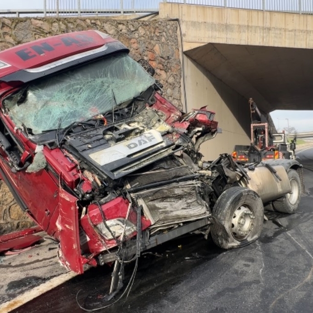 Kocaeli'de istinat duvarına çarpan tırın sürücüsü ağır yaralandı