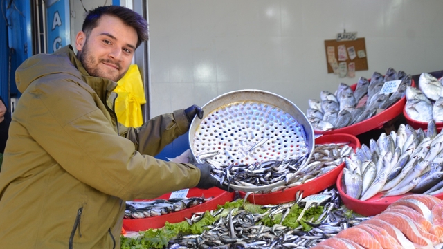 Bu yıl tezgahların yıldızı palamut yerine Karadeniz hamsisi oldu
Bilecik'te balıkçılık yapan Batuhan Acar;
"Havaların geç soğuması ile hamsiler şuan tam lezzetli kıvamına gelmeye başladı"