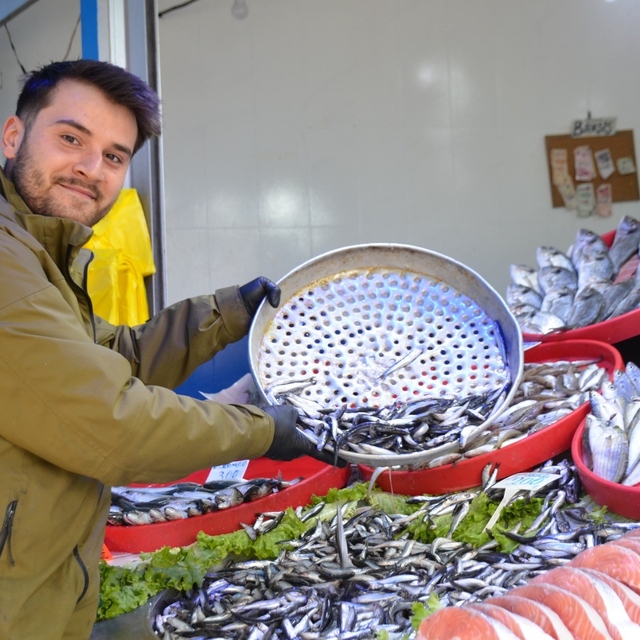 Bu yıl tezgahların yıldızı palamut yerine Karadeniz hamsisi oldu
Bilecik'te...
