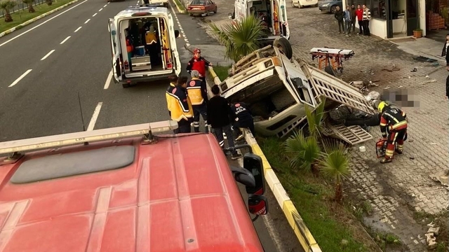 Edremit'te kamyonet bariyerlere girdi: 2 ölü, 1 yaralı